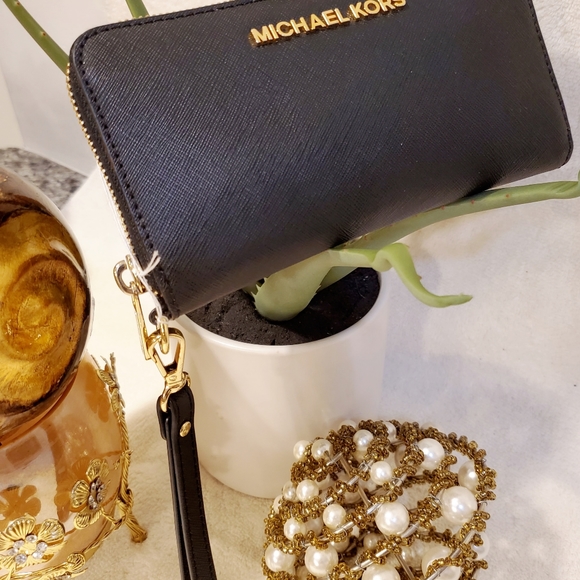 ‼️SOLD‼️"Authentic MK black leather wristlet l - Picture 1 of 6
